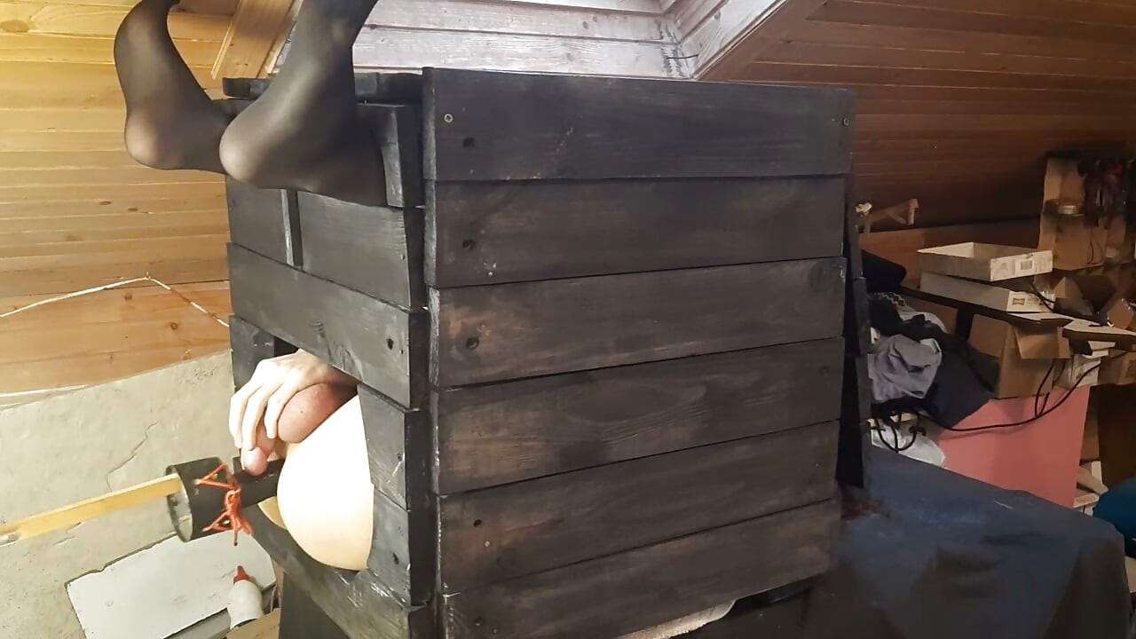 Bir sandıkta mahsur kaldı - makine anal sikiş
