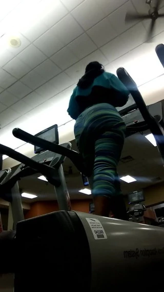 Koşu bandında yeşil tozluk içinde büyük göt(önizleme)