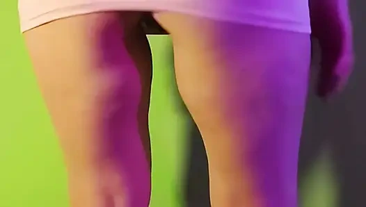 Mini pembe etek ve gömülü tanga ile şehvetli dans