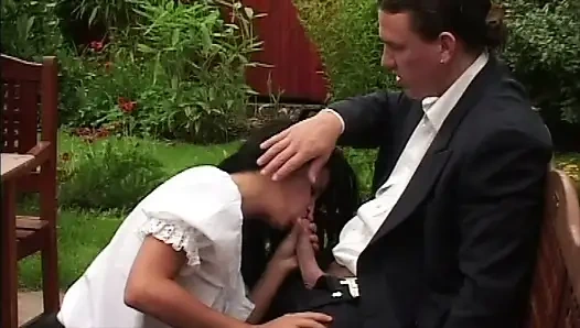 Karısı Bahçede Bebek Bakıcısı Ile Kocasını Keşfetti