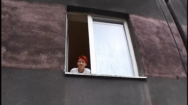 Nutte sucht ficker aus dem Fenster