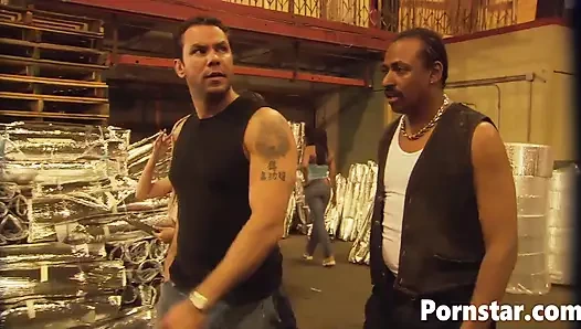 Seksi Tanya Davis bir depoda sert sikiliyor