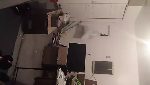 Gece geç saatlerde garajda emiyor