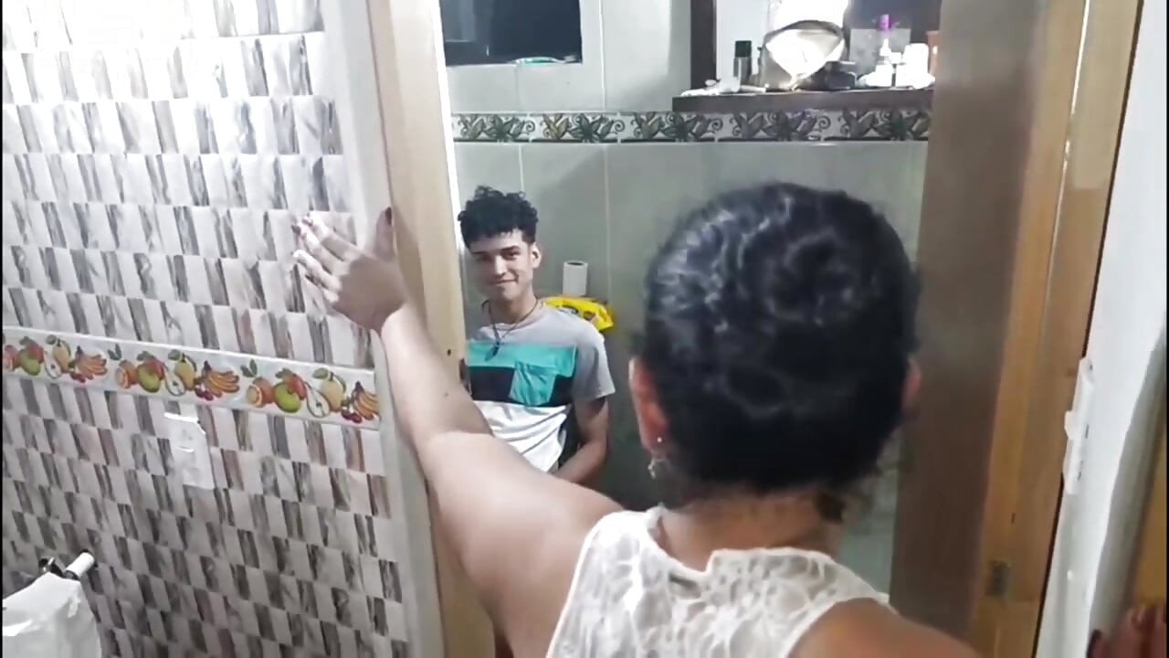 Üvey annemin götüyle ev yapımı seks