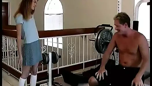 Sıska zar zor yasal sürtük ağırlık bankında sert bir yarak emiyor ve sonra sikiliyor