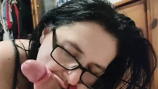 Orta yaşlı seksi kadın emiyor ve döl yutuyor