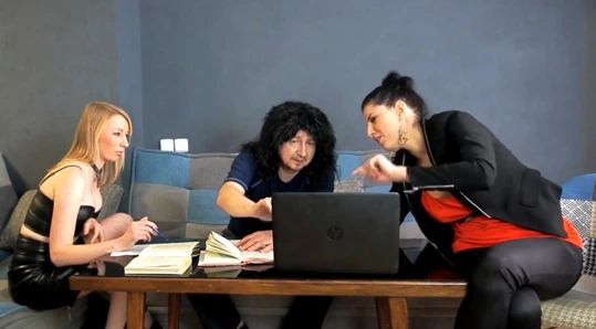 Onun için ıslak sakso ile minik yarakla iş görüşmesi