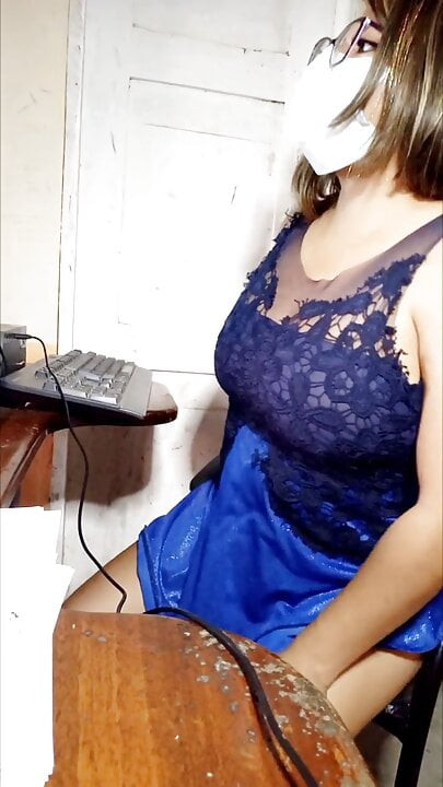 Ev yapımı porno, sekreter kendine dokunur ve ofiste kıllı vajinasını gösterir, patronun onu davet etmesini istiyor