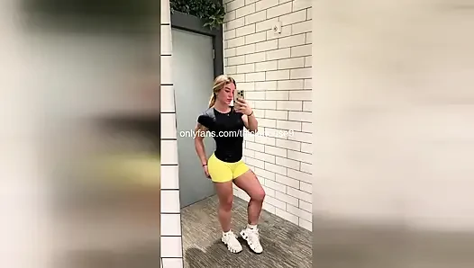 Ben canlı yayında fışkırtırken üvey babam içeri giriyor