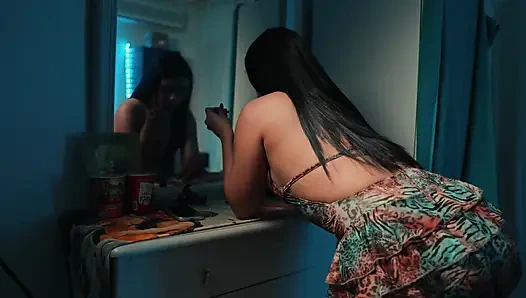 Erkek arkadaşı ve sevgilisi onu ayağa kaldırdığı için dildoya biniyor