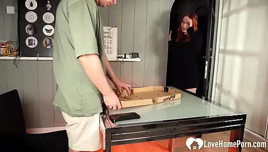 Ateşli pizzacı kız yarağa bahşiş alıyor