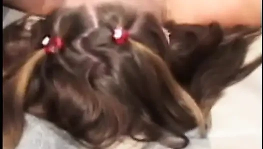 Seksi minyon esmer açık havada kaslı adamlarla grup seks sırasında iki yarağı birden alıyor