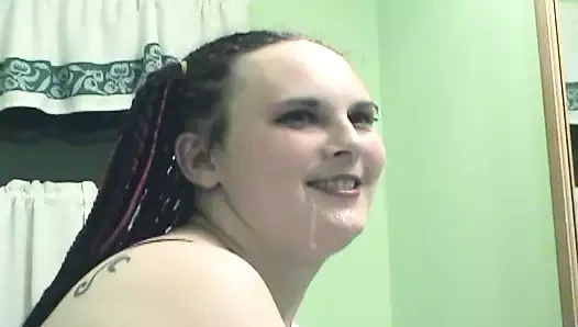 Tombul dövmeli sürtük herkesi boşaltabilir