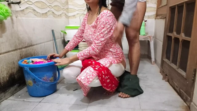 Kayınbiraderi banyoda kıyafetlerini yıkarken sikiliyor