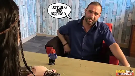 Fakehub Originals - cadı doktor Cassie Fire özensiz bir sakso ve domaltmalı tıraşlı amcık sikişiyle