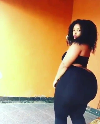 Siyah iri güzel kadın götünü sallıyor