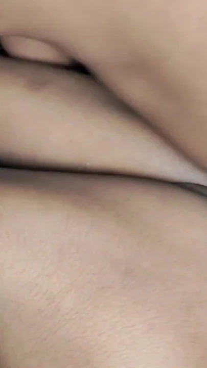 Büyük memeli yengenin yarağını sikiyor ve seksi kıyafetlerle dewar ji'lerine seksi göt sikişi yaptı. | Klip 1