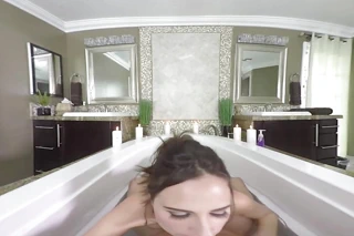 Ashley Adams büyük doğal göğüsleriyle yerde sikişiyor