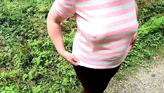 Güneşte yürüyüş yaparken göğüslerimi kullan - kirli konuşma