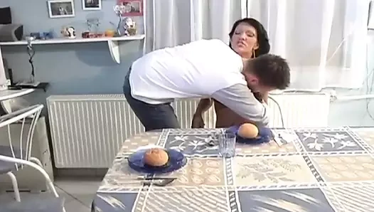 Ateşli esmer üvey annem yarağımı çok azgın bir şekilde emiyor ve onu sert sikmemi istiyor