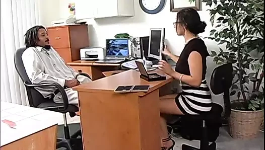 Esmer tatlı kız ofiste siyah yarağı sikiyor ve sikişiyor