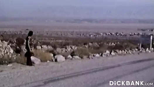 Azgın eşcinseller açık havada prezervatifsiz seksten önce yarak emiyor