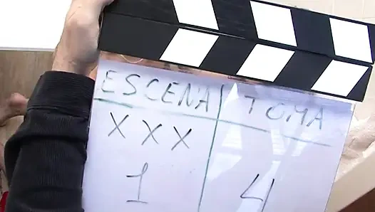 Küçük memeli esmer ile banyo eylemi