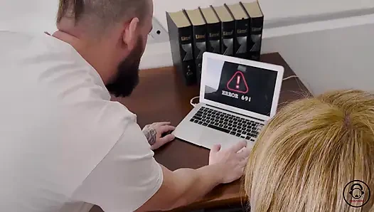 MILF (Orta Yaşlı Kadin) Beurette Bilgisayar Teknisyeni Ile Sikikleri