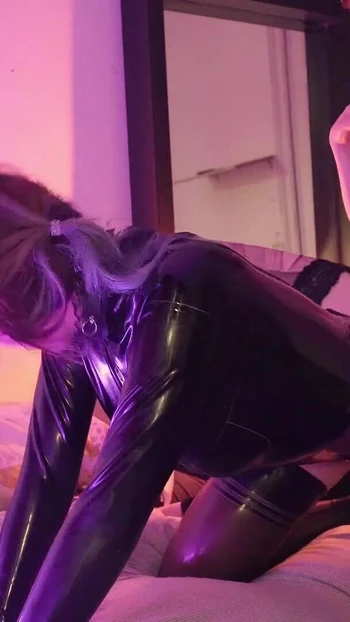 Обязательный для обмена момент из "Латексная секс-кукла сосет и трахается госпожой"