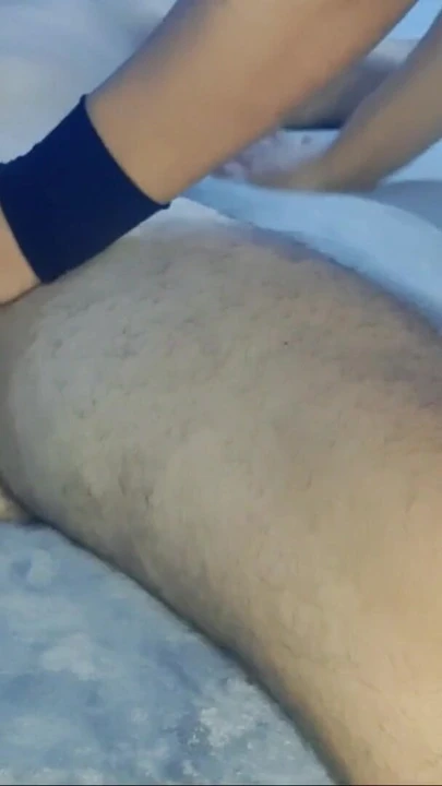 Kız arkadaşım beni yağ, yalama, tükürme ve çok azgın ile lezzetli bir mastürbasyon yapıyor | Klip 1