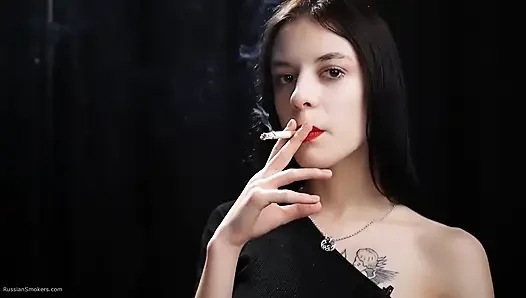 İnce piliç iki kırmızı sigara içiyor