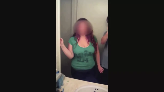 St pat's day büyük baştankara pawg kızıl saçlı bj verir, göğüslerinin her yerine cum alır