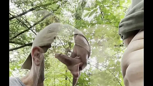 Dışarıda işiyor, yarak emiyor ve boşalıyor!