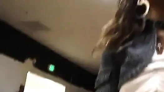 Tıraşlı amcığıyla banyoyu kullanmasını izle