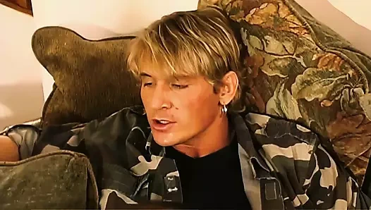 Azgın Haley Paige ıslak amcığını sertçe siktiriyor ve yüzü dölle kaplı