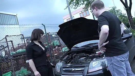 Hatun iki yarağı emdikten ve sikişten sonra ağzına boşalıyor