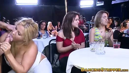 Busty sarışın kırlangıçlar striptizci çük içinde sapıkça alem