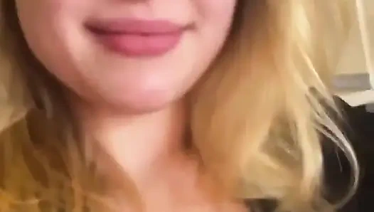 Kız yüzüne oturuyor ve mastürbasyon yapıyor