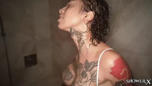 Dövmeli hatun duşta çıldırıyor