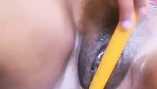 Zenci hatun kendisiyle oynuyor