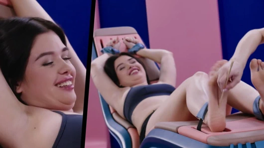 Sevimli esmer Brill Angel bağlı ve gıdıklanıyor - tüylü ayaklar minyon nata gold ile gıdıklanıyor