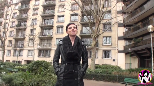 Kısa saç seksi esmer gangbanged tarafından bir çok arasında sert musluklar