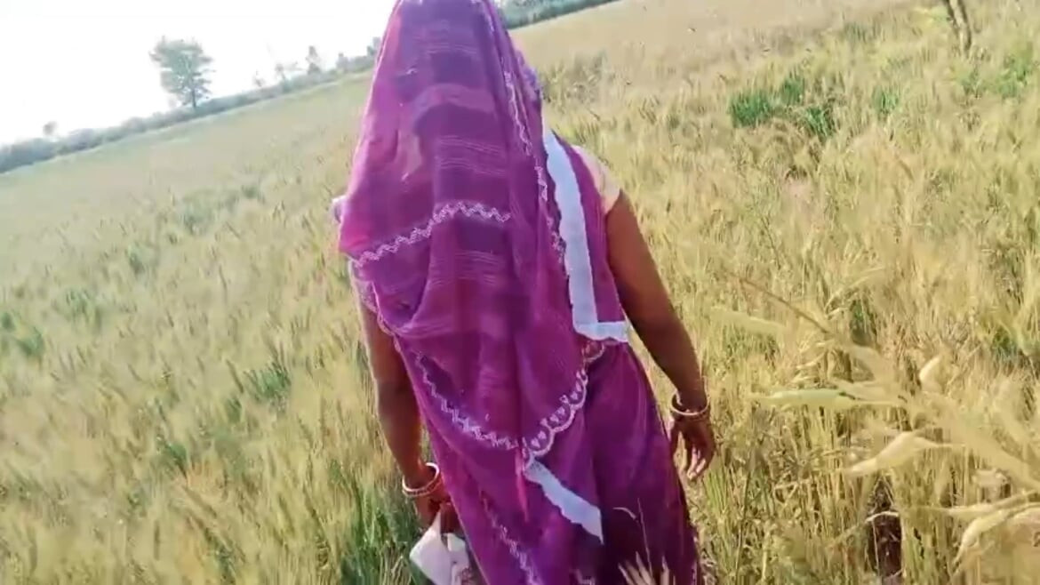 Apni bhabhi ko ghar se bahar chudai kiya devar ne