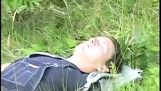 Çimlerde iki sporcu