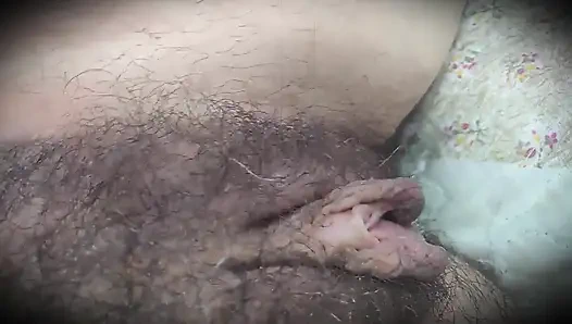 Bir köylü kız kıllı amcığını güzel müziğe güzelce çekiyor