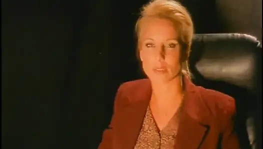 Esmer güzel kadın sert bir yarak aldıktan sonra beline boşalıyor