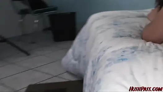 Sevimli küçük melanie aşağı ve edepsiz bir sikişi seviyor