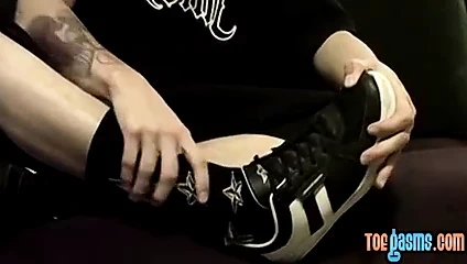 Genç adam, yalnızken bazı garip ayaklarla oynamayı seviyor.