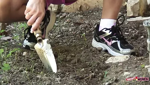 Olgun sevgilim sadece bahçe yapıyor ama yakında göğüsleri sallanarak emmeye başlıyor