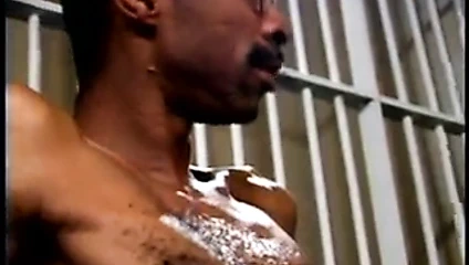 Süper seksi esmer, parmaklıklar ardında hayatının en büyük çükünü berbat ediyor